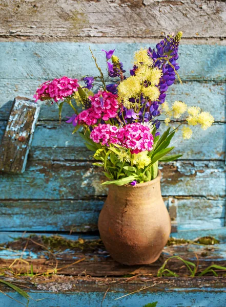 Csokor Színes Friss Vad Virágok Vázában Fából Készült Fal Ellen — Stock Fotó