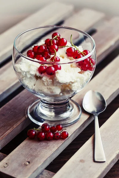 Gelato Bianco Ciotola Vetro Con Bacche Rosse Cucchiaio Sul Tavolo — Foto Stock