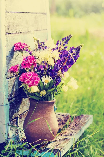 Bouquet Colorful Fresh Wild Flowers Vase Wooden Wall — Stock Photo, Image