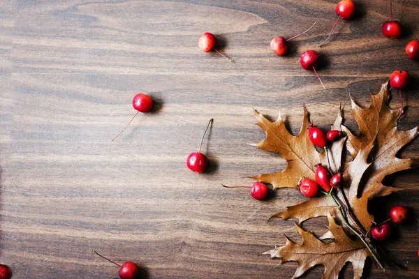 Top View Autumn Leaves Berries Placed Wooden Background — Stock Photo, Image