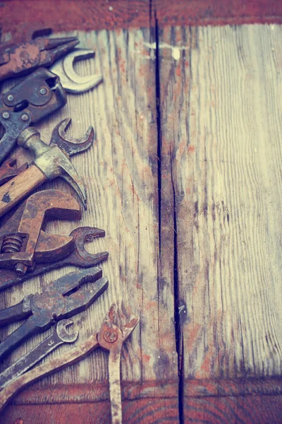 Set Van Oude Roestige Handgereedschap Een Houten Tafel — Stockfoto