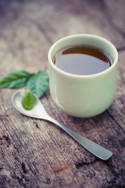 Wyświetlić Zbliżenie Filiżanka Herbata Nad Drewnianym Stole — Zdjęcie stockowe