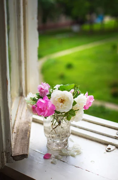 Bouquet Roses Pivoines Roses Blanches Vase Sur Rebord Fenêtre — Photo