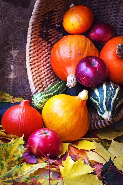 Autumnal Harvested Vegetables Wooden Surface Autumn Leaves — Stock Photo, Image