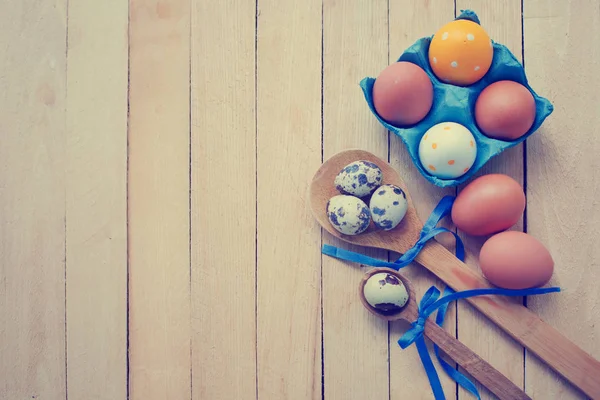 Vícebarevné Velké Malé Velikonoční Vajíčka Lžičky Pásky Dřevěný Povrch — Stock fotografie