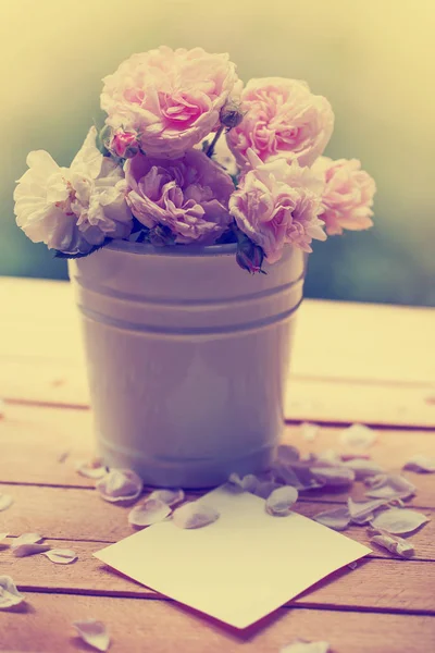 Розовые Розы Ведре Деревянном Столе Саду — стоковое фото