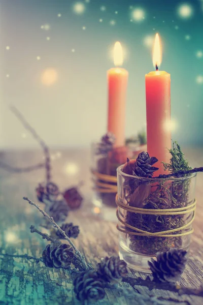 蜡烛和杉木树枝特写镜头 复古风格的圣诞节装饰在木背景 — 图库照片