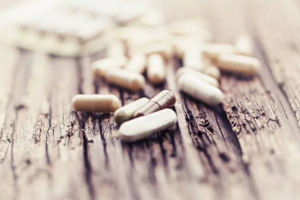 Nahaufnahme Von Pillen Einem Haufen Über Holztisch Platziert — Stockfoto