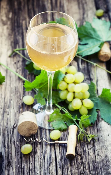 ガラスとワイン ブドウ 木製のテーブルの上のコルク栓 — ストック写真