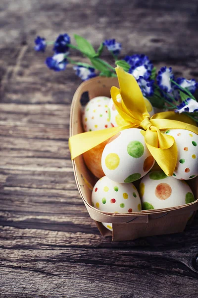 Nahaufnahme Von Funky Bunt Bemalten Ostereiern Korb — Stockfoto