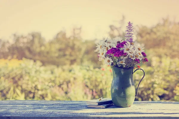 Wildblumen Vase Stehen Über Holztisch Mit Verschwommenem Naturhintergrund — Stockfoto