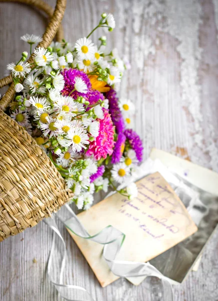 Close Beeld Van Natuurlijke Wilde Bloemen Boeket Mand Houten Oppervlak — Stockfoto