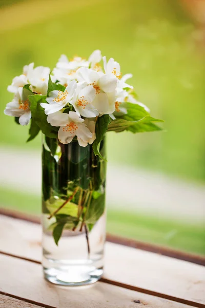 Strauß Weißer Narzissen Vase Auf Fensterbank — Stockfoto