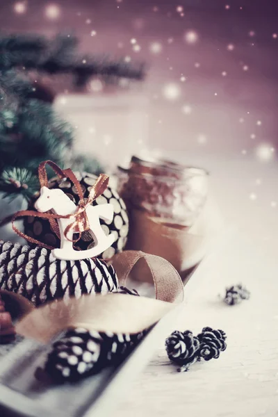 ビンテージ スタイルのカラフルなクリスマスの装飾のクローズ アップ ビュー — ストック写真