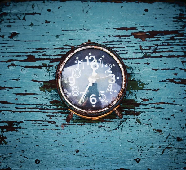Alte Oldtimer Uhr Auf Verwittertem Holztisch — Stockfoto