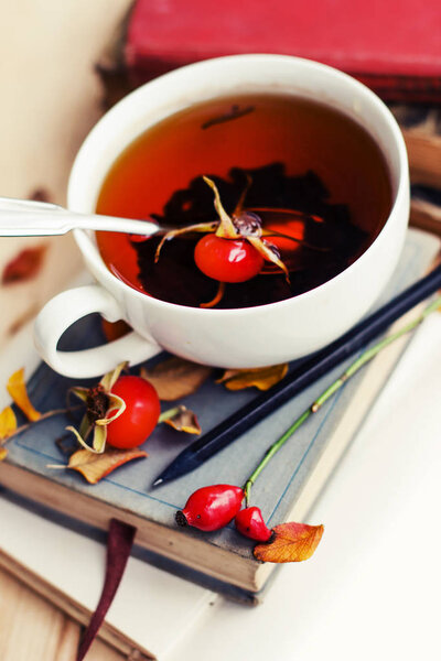 Крупный план свежего чая с травами на деревянном фоне
