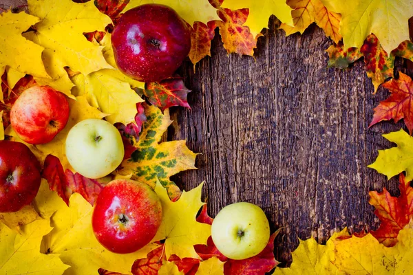 Bovenaanzicht Van Herfstbladeren Appels Houten Tafel — Stockfoto