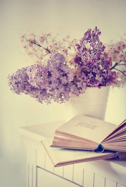 Lila Púrpura Con Libro Abierto Sobre Mesa Madera — Foto de Stock