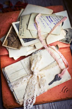 Nostaljik mektup ve kartpostallar antika arka plan üzerinde