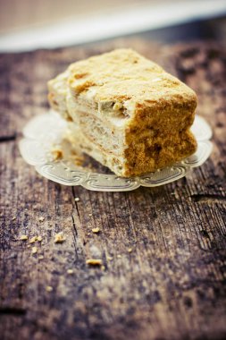 Ahşap yüzeyde küçük tabakta lezzetli kek parçası