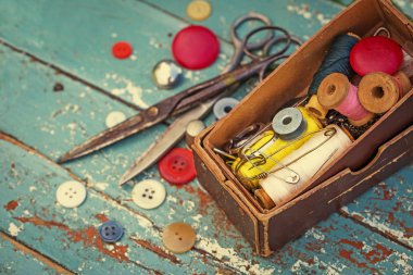 Ahşap masa üstünde Vintage dikiş alet