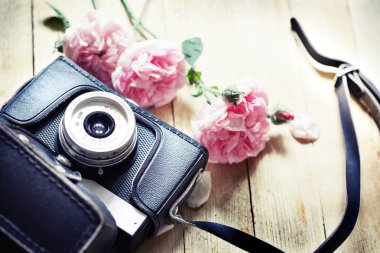 çiçekli vintage fotoğraf makinesinin closeup görünümü
