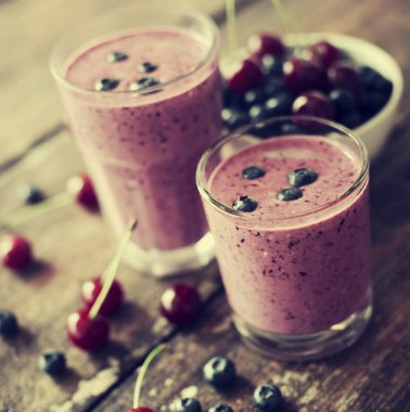çilek yoğurt içeceği ahşap masa üzerinde closeup görünümü