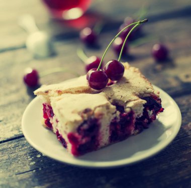 İştah açıcı kiraz pasta ahşap arka plan üzerinde