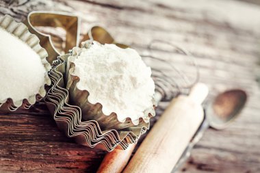 ekmek el ile ekipman eski vintage ahşap masa üzerinde 