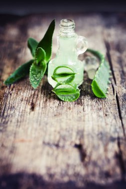 Aloe suyu cam ahşap yüzey üzerinde 