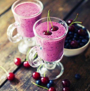 çilek yoğurt içeceği ahşap masa üzerinde closeup görünümü