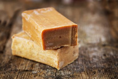 Adet ahşap arka plan üzerinde Çamaşır sabunları