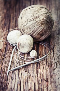 Renkli konu ve örgü iğneleri ahşap arka plan üzerinde