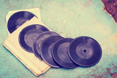 closeup vintage vinil kayıtlar yığını üzerinde 
