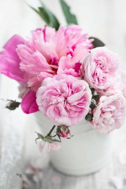 taze yakın çekim şakayık pembe gül vazosu kesmek