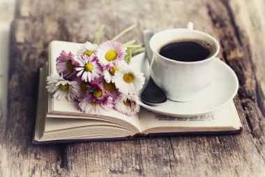 taze çay Kupası kitap ve çiçeklerle closeup görünümü