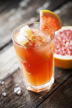 Greyfurt limonata ahşap masa üzerinde buzlu cam