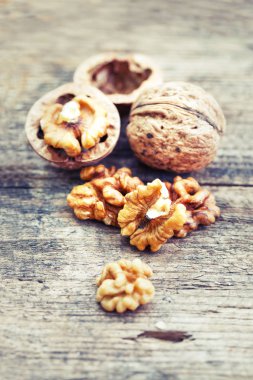 ahşap masa üzerinde ceviz yığınının closeup görünümü