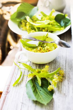 taze çay bardağı otlar ve bitkiler üzerine ahşap arka plan görünümünü portre