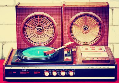 vintage vinil plak çalar ahşap arka plan üzerinde görünümünü portre
