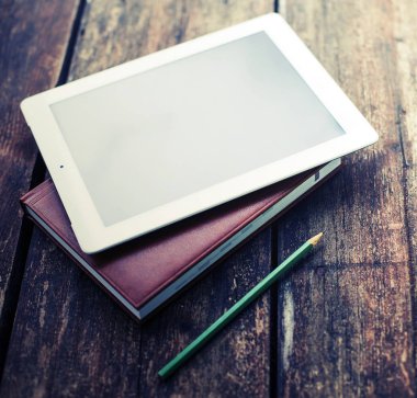 closeup görünümünü dijital tablet ve ahşap masanın üzerinde yatan dizüstü bilgisayarlar