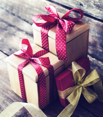 closeup görünümü ile tatil dekorasyon ahşap arka plan üzerinde kaydırılan Noel hediye