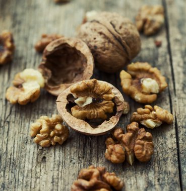 ahşap masa üzerinde ceviz yığınının closeup görünümü