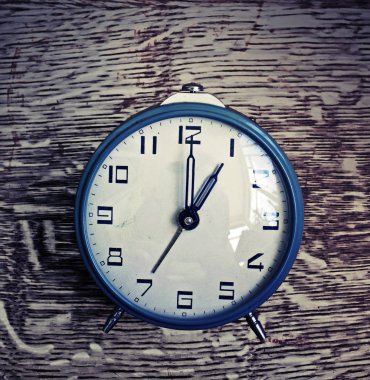 retro çalar saat ahşap arka plan üzerinde görünümünü portre