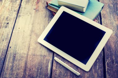 closeup görünümünü dijital tablet ve ahşap masanın üzerinde yatan dizüstü bilgisayarlar
