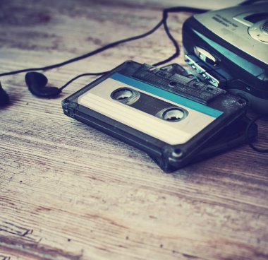 Kaset ahşap arka plan üzerinde kulaklık