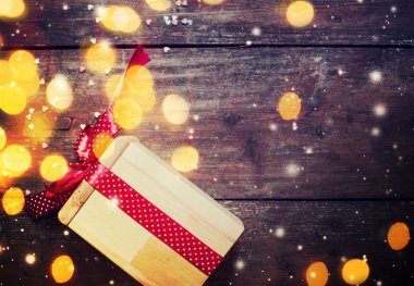 closeup görünümü ile tatil dekorasyon ahşap arka plan üzerinde kaydırılan Noel hediye