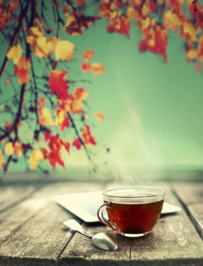 Ahşap masa tablete ile çay