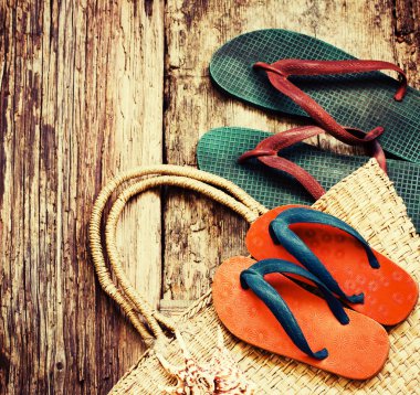 Flip flop hasır tote ahşap yüzey üzerinde renklendirilmiş