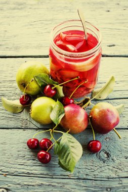 kavanoz reçel ve ahşap masa üzerinde meyve ile görünümünü portre